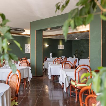 Hotel Kristina Империа Екстериор снимка