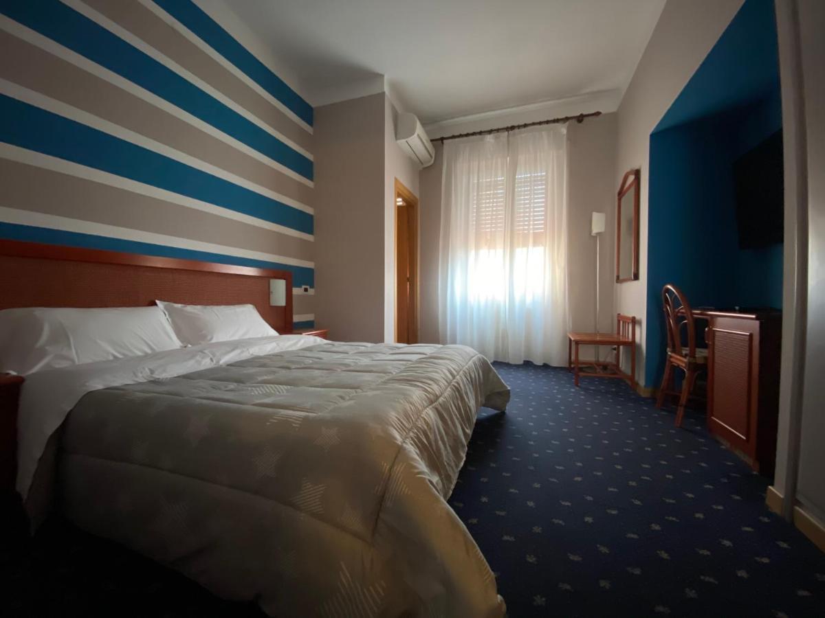 Hotel Kristina Империа Екстериор снимка