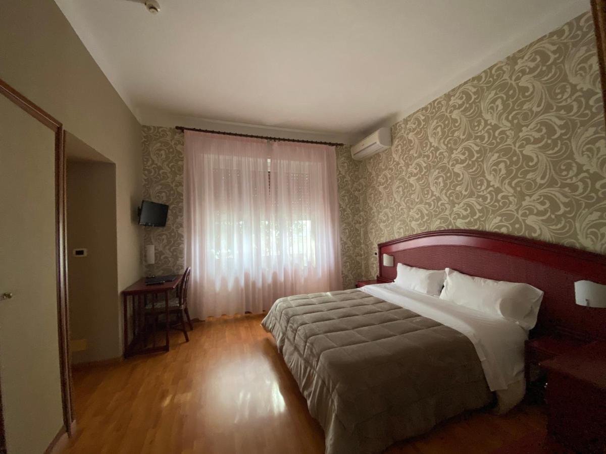 Hotel Kristina Империа Екстериор снимка