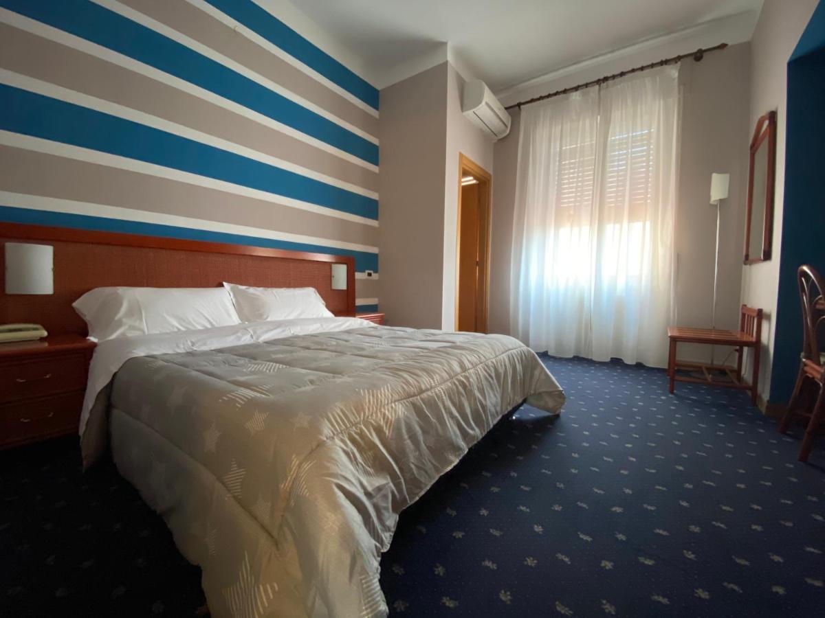 Hotel Kristina Империа Екстериор снимка