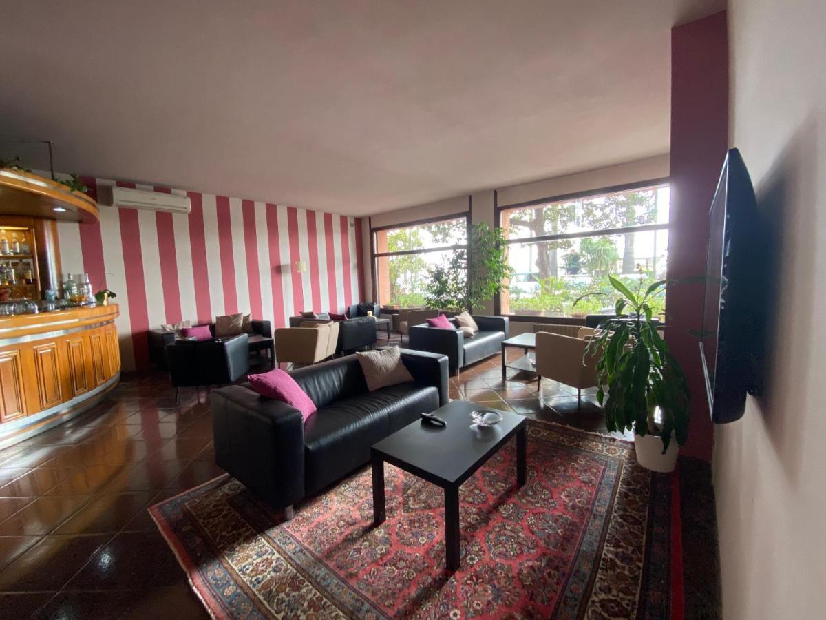 Hotel Kristina Империа Екстериор снимка