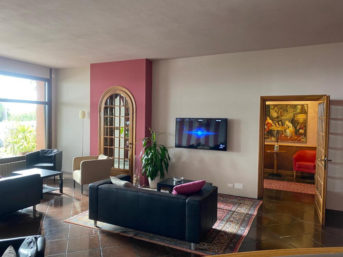Hotel Kristina Империа Екстериор снимка