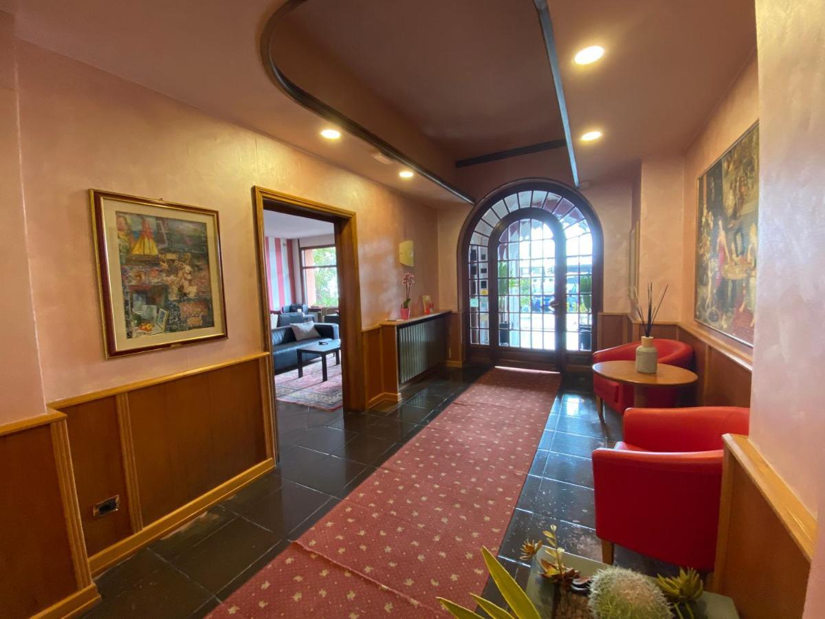 Hotel Kristina Империа Екстериор снимка