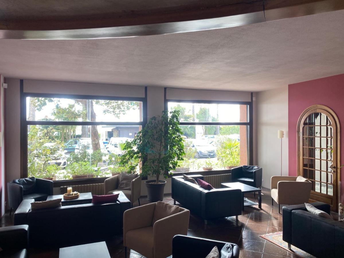 Hotel Kristina Империа Екстериор снимка