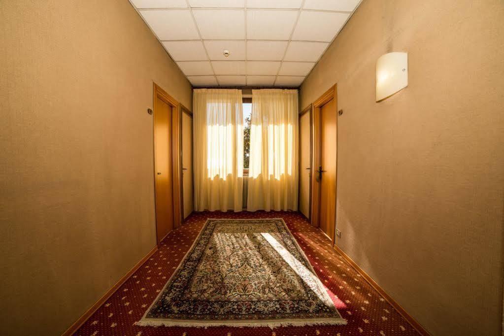 Hotel Kristina Империа Екстериор снимка