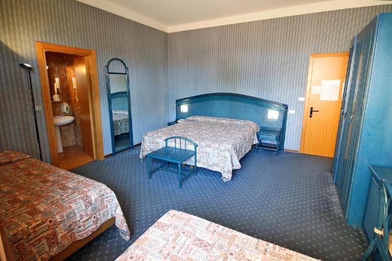 Hotel Kristina Империа Екстериор снимка