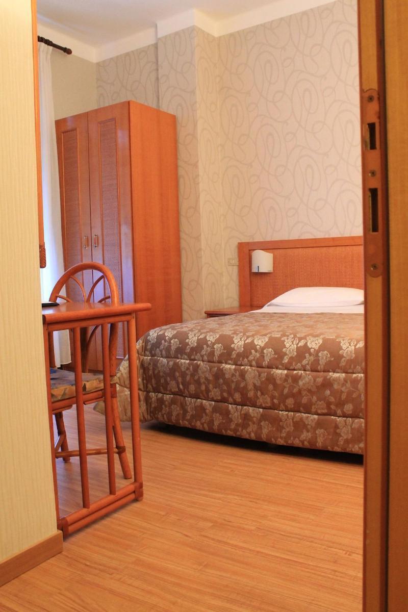 Hotel Kristina Империа Екстериор снимка