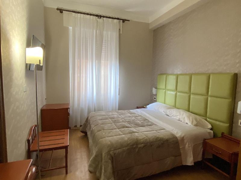 Hotel Kristina Империа Екстериор снимка
