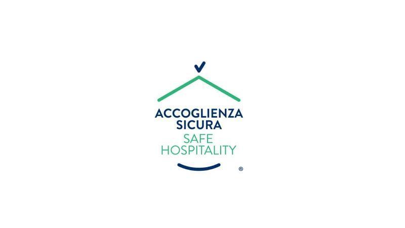 Hotel Kristina Империа Екстериор снимка