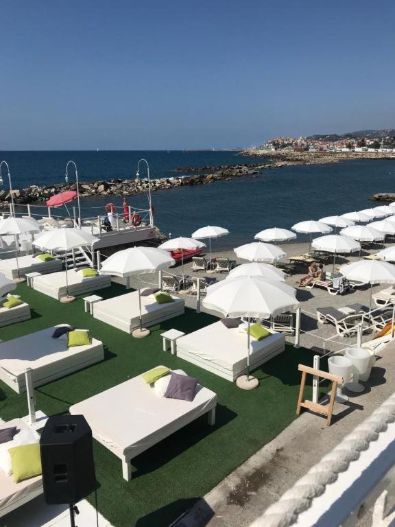 Hotel Kristina Империа Екстериор снимка