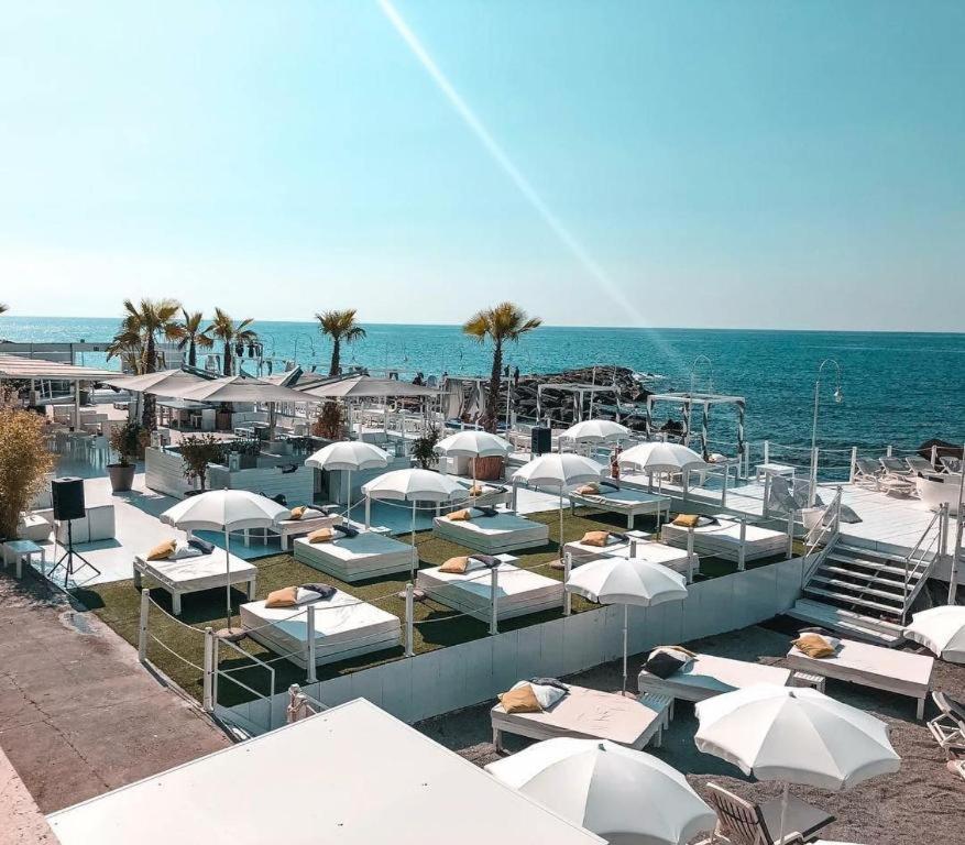 Hotel Kristina Империа Екстериор снимка
