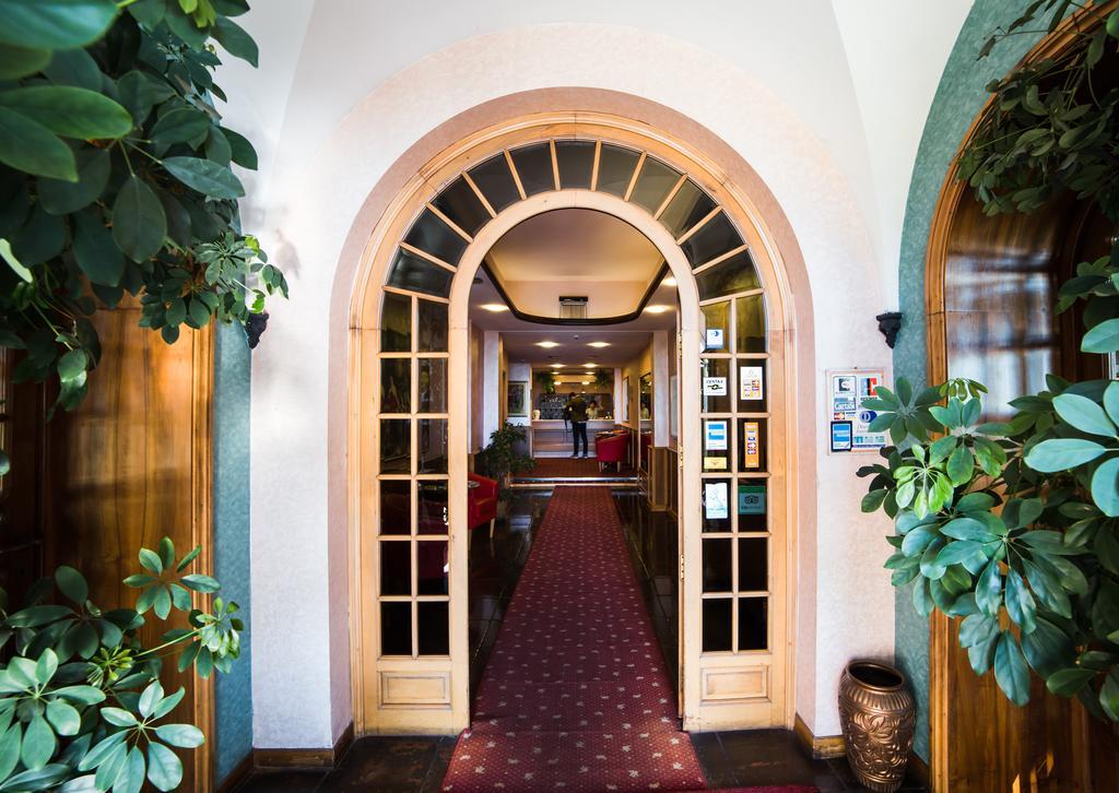 Hotel Kristina Империа Екстериор снимка