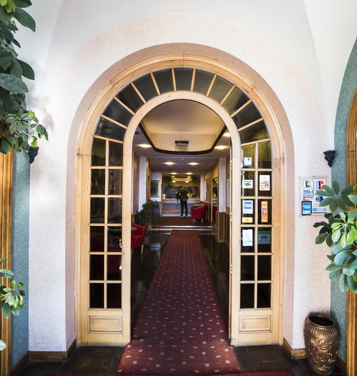 Hotel Kristina Империа Екстериор снимка