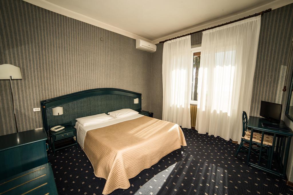 Hotel Kristina Империа Екстериор снимка