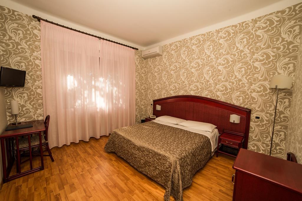 Hotel Kristina Империа Екстериор снимка
