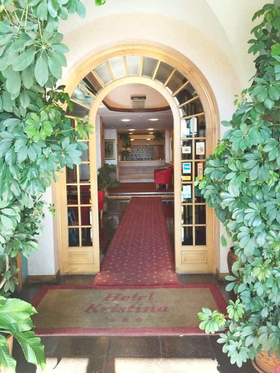 Hotel Kristina Империа Екстериор снимка