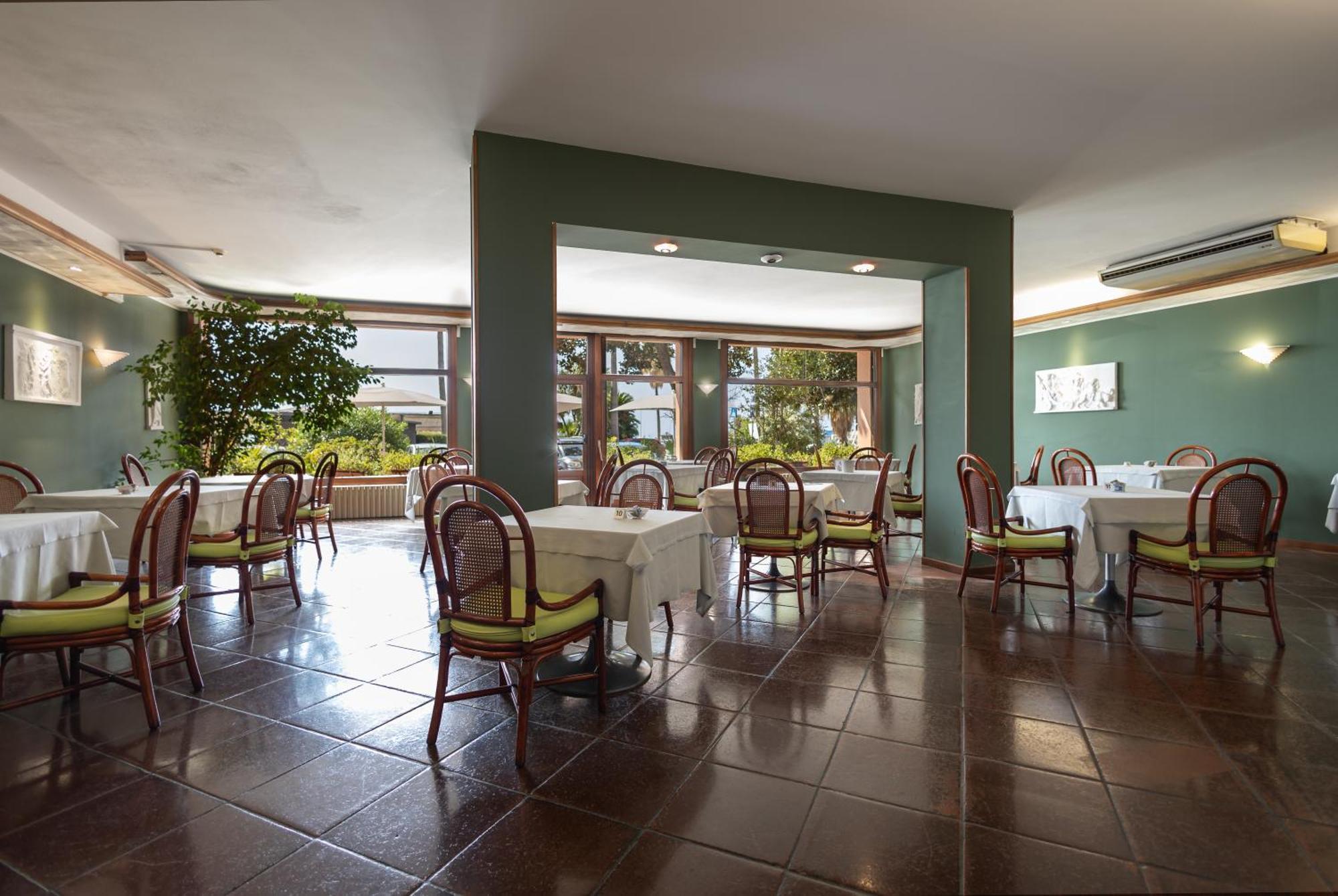 Hotel Kristina Империа Екстериор снимка