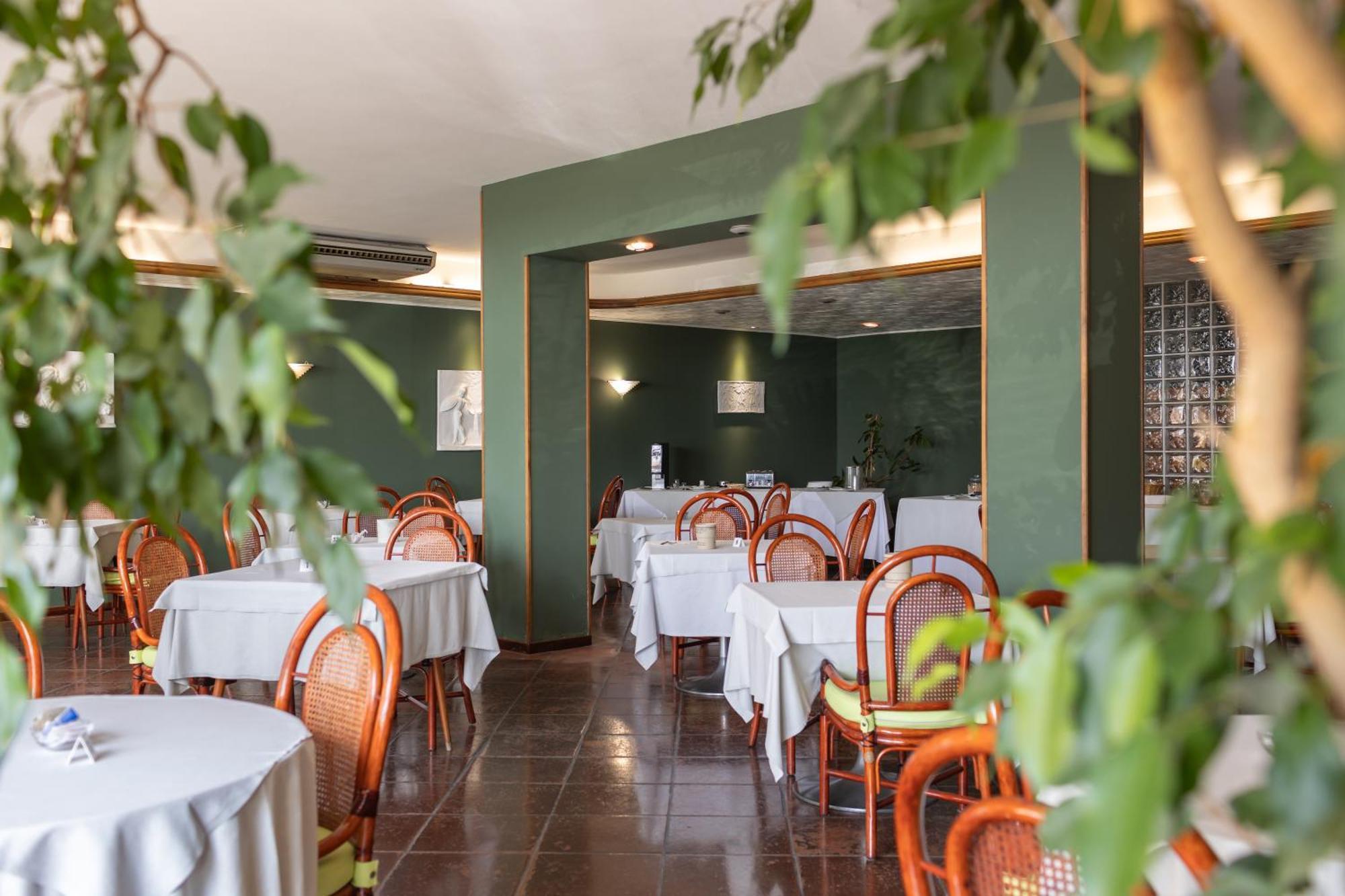 Hotel Kristina Империа Екстериор снимка