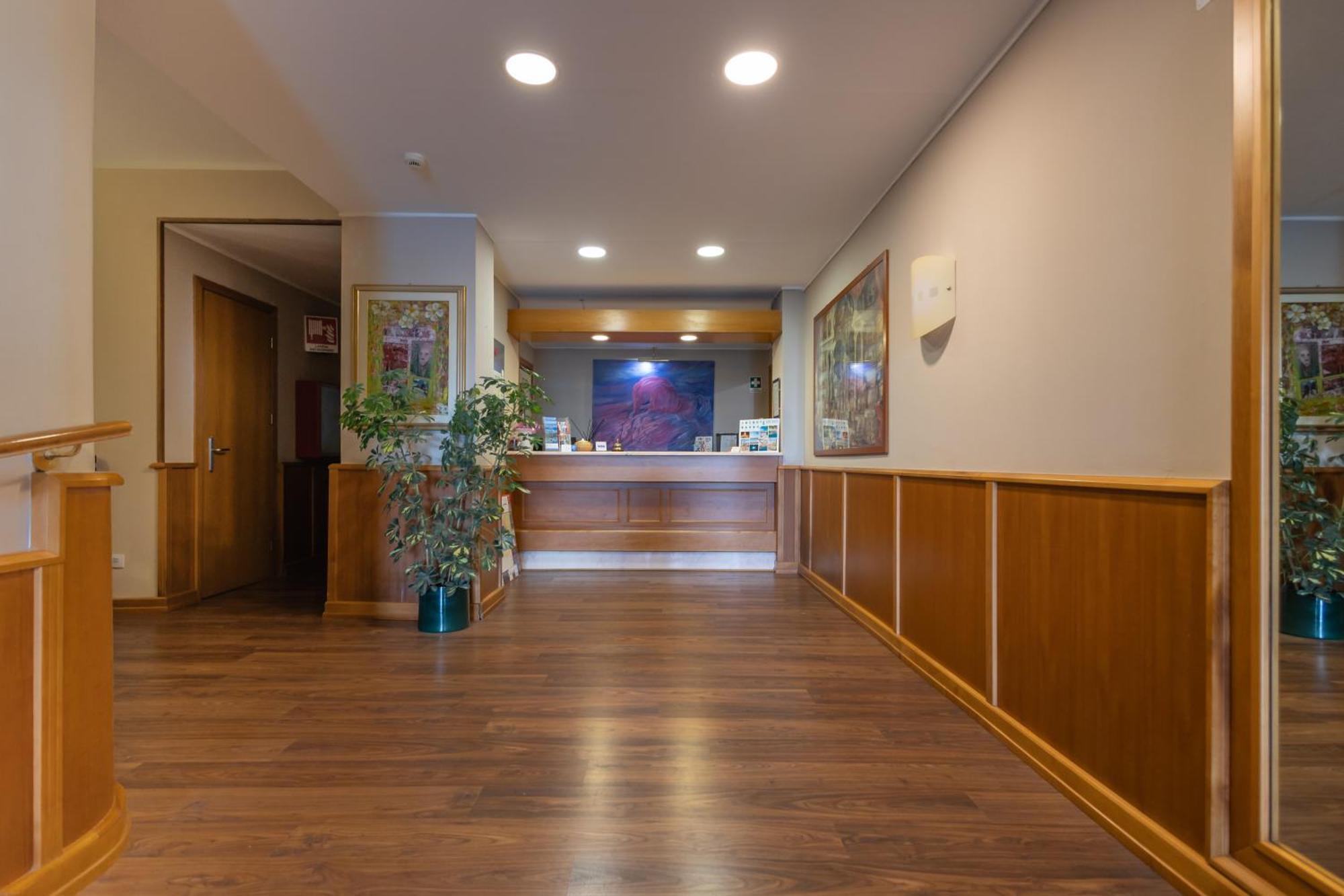 Hotel Kristina Империа Екстериор снимка