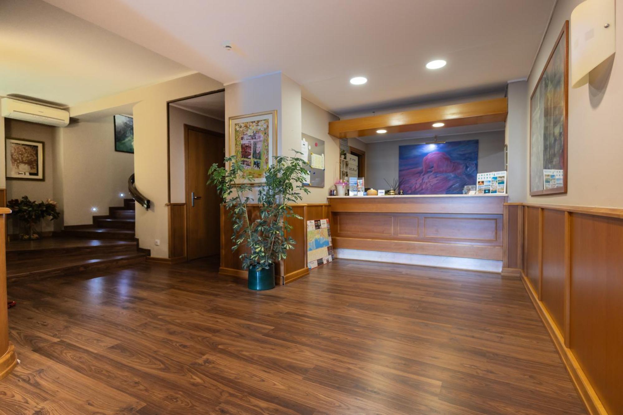 Hotel Kristina Империа Екстериор снимка
