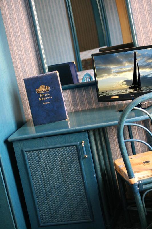 Hotel Kristina Империа Екстериор снимка