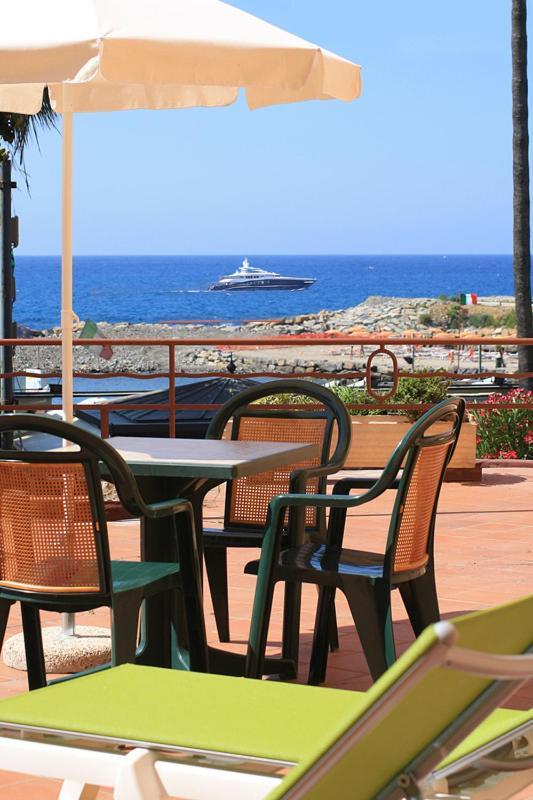 Hotel Kristina Империа Екстериор снимка