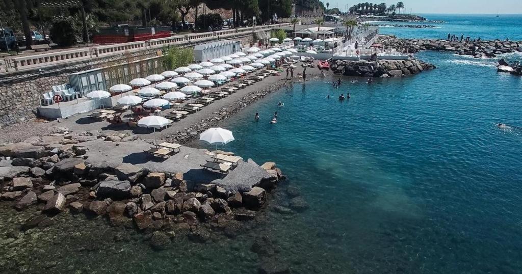 Hotel Kristina Империа Екстериор снимка