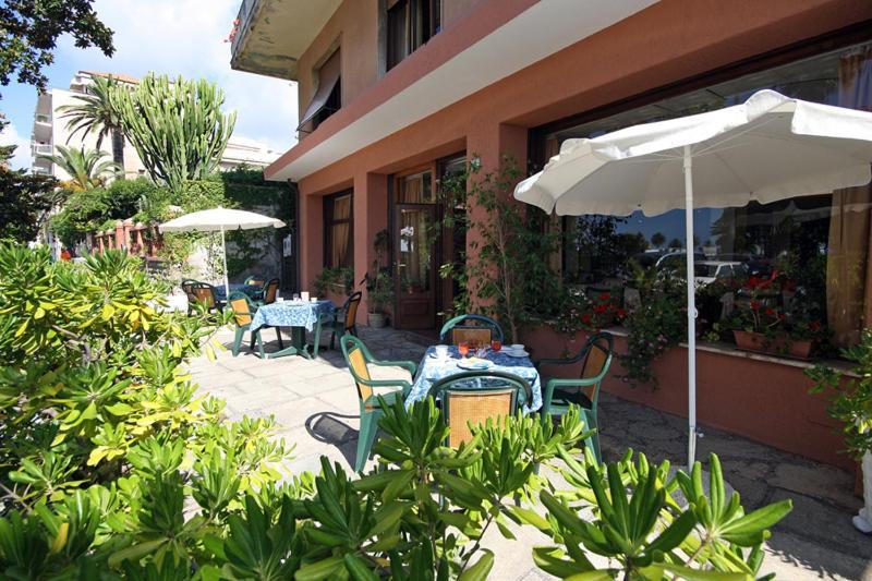 Hotel Kristina Империа Екстериор снимка