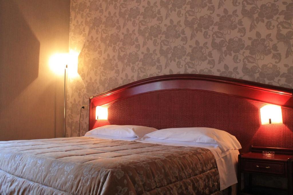 Hotel Kristina Империа Стая снимка