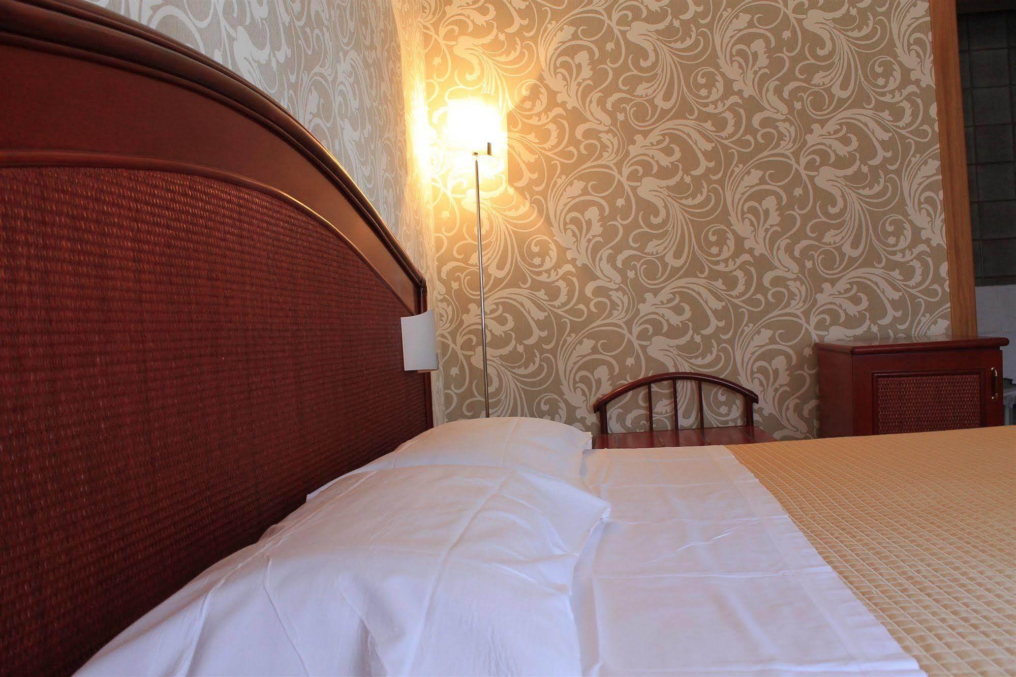 Hotel Kristina Империа Екстериор снимка