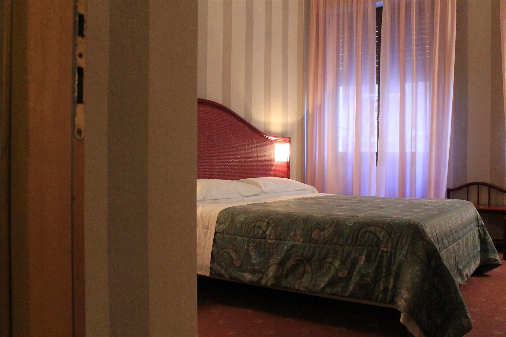 Hotel Kristina Империа Екстериор снимка