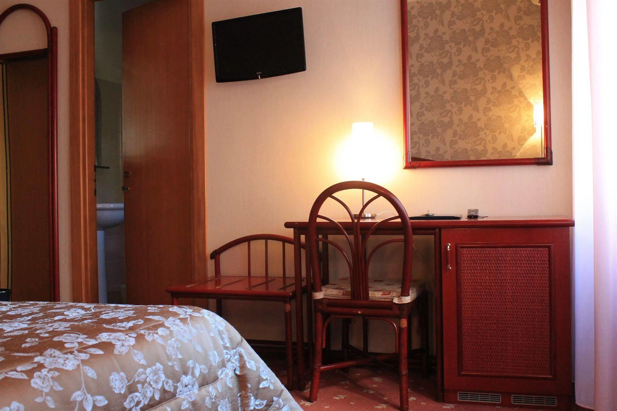 Hotel Kristina Империа Екстериор снимка