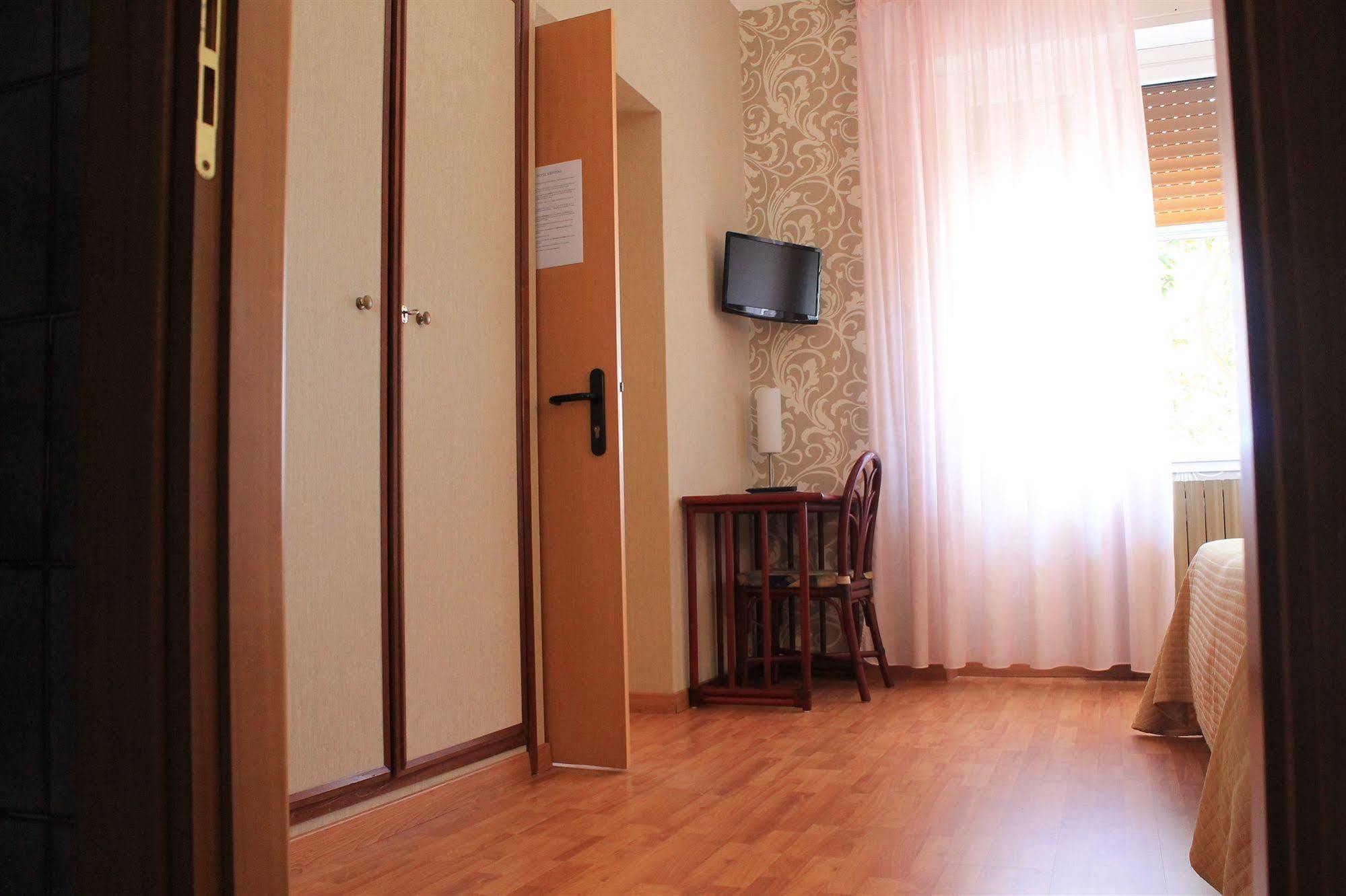 Hotel Kristina Империа Екстериор снимка