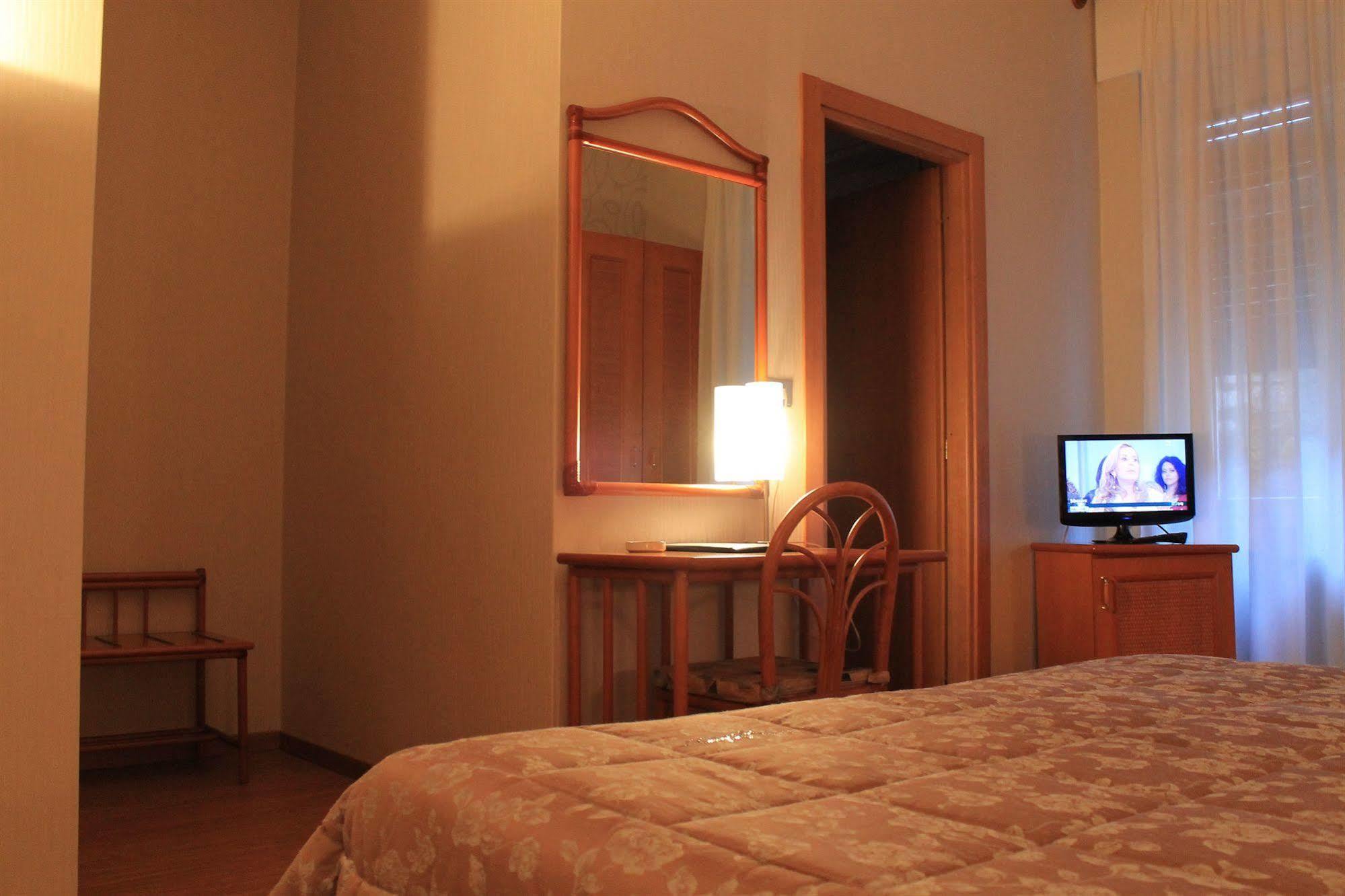 Hotel Kristina Империа Екстериор снимка