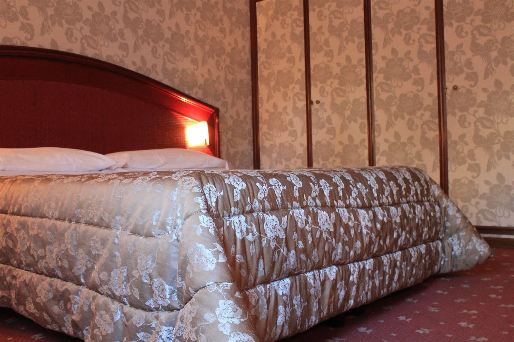 Hotel Kristina Империа Екстериор снимка