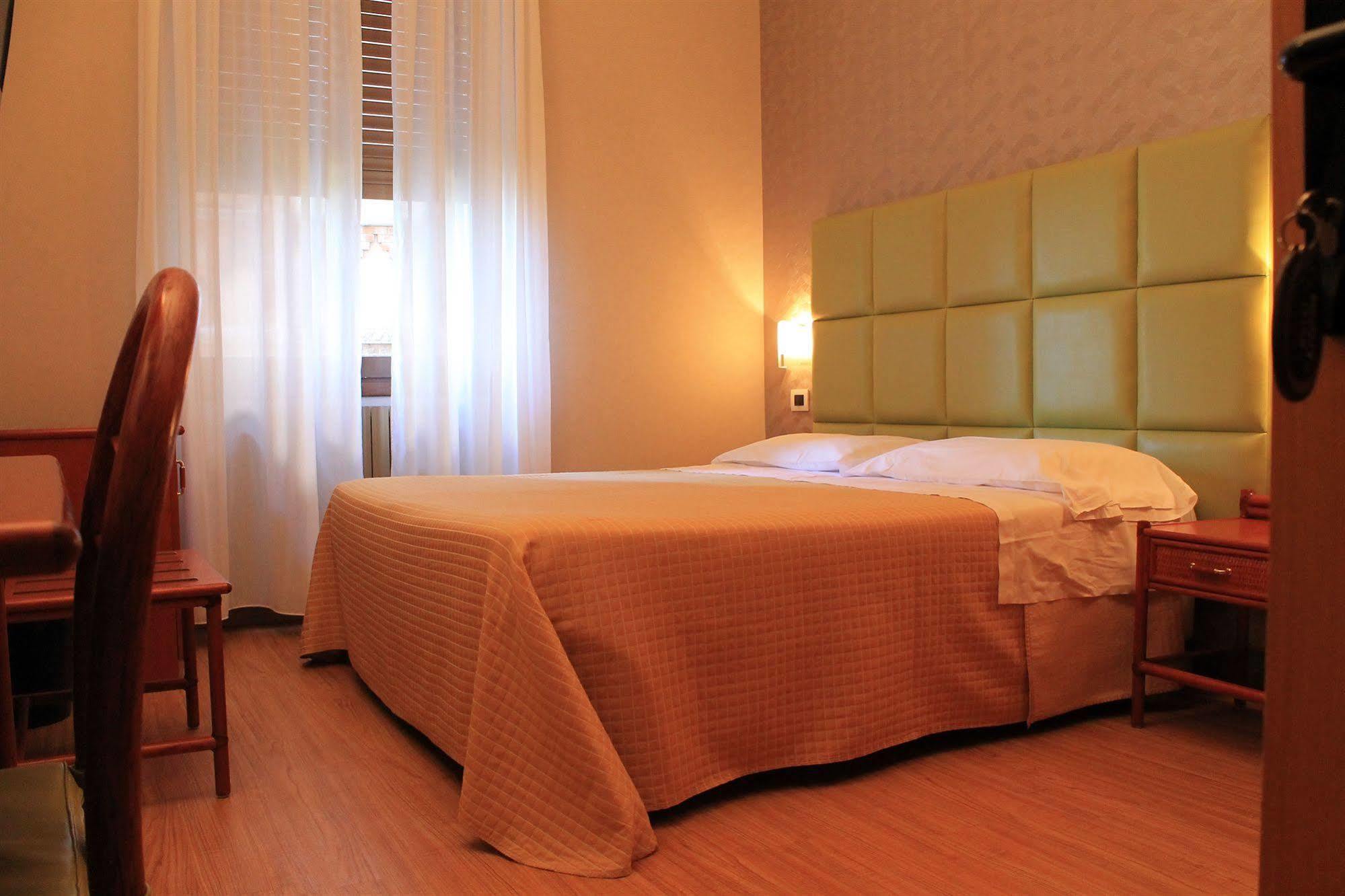 Hotel Kristina Империа Екстериор снимка