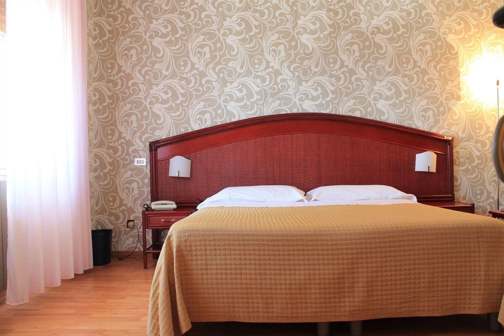 Hotel Kristina Империа Екстериор снимка