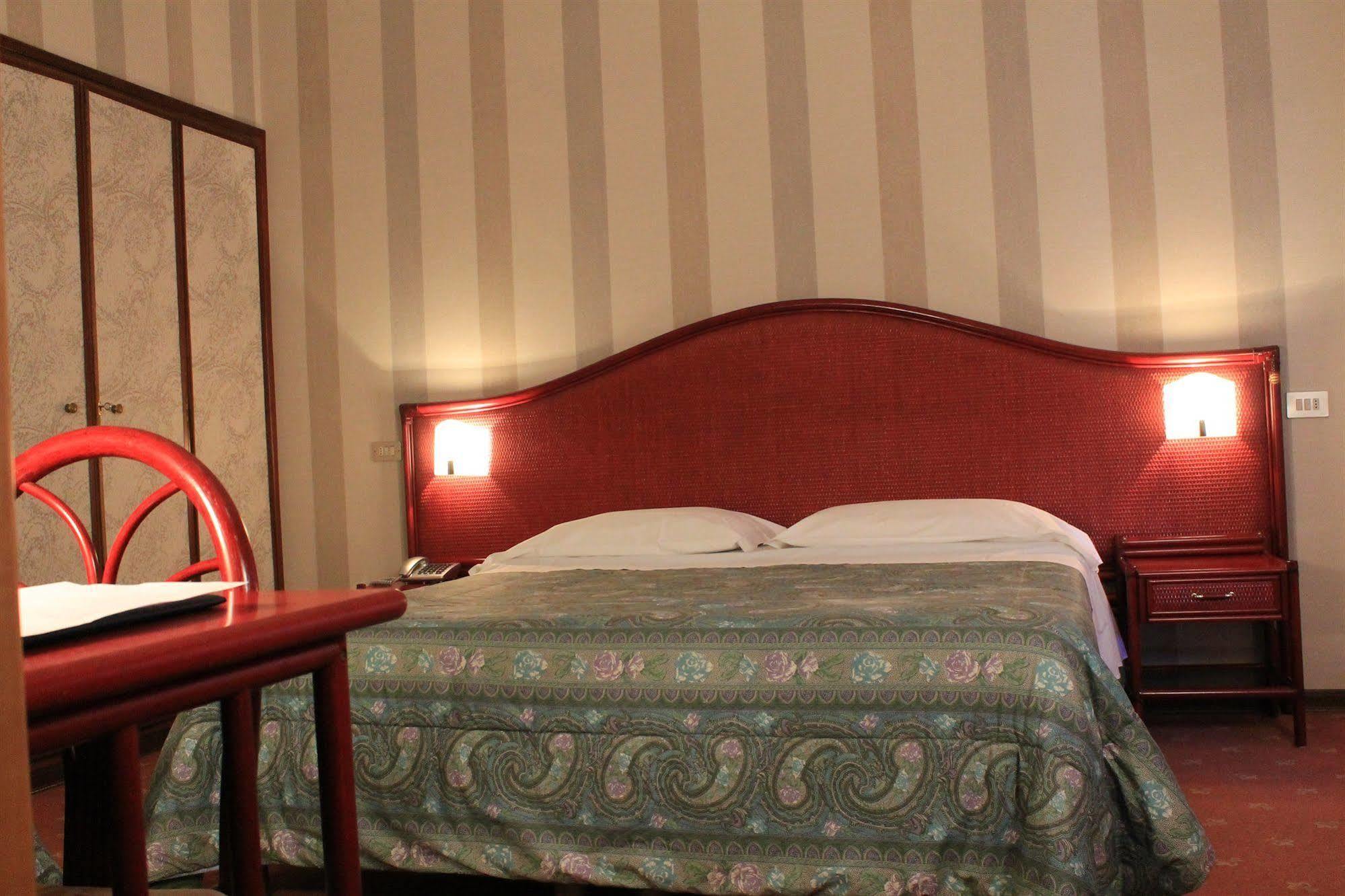 Hotel Kristina Империа Екстериор снимка