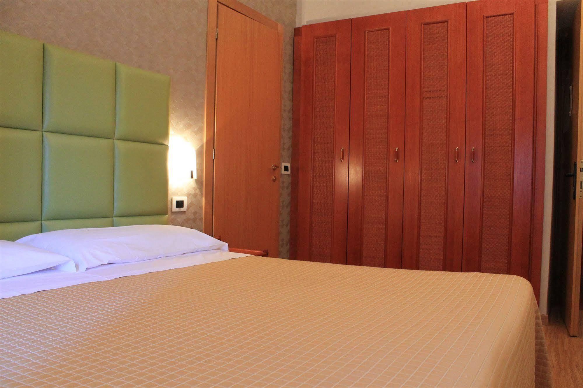 Hotel Kristina Империа Екстериор снимка