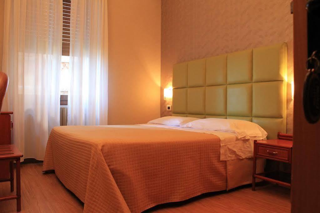 Hotel Kristina Империа Екстериор снимка